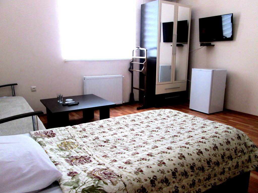 Max Comfort Hotel Koutaïssi Extérieur photo