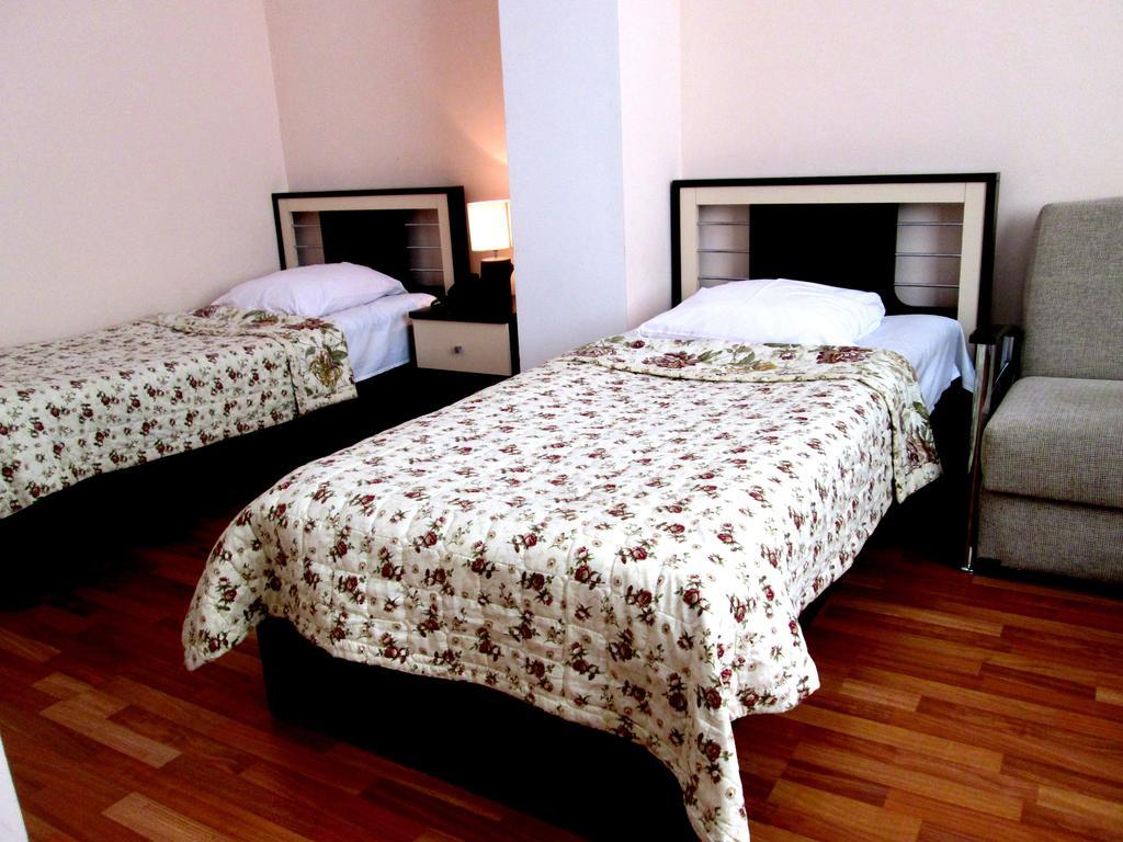 Max Comfort Hotel Koutaïssi Extérieur photo